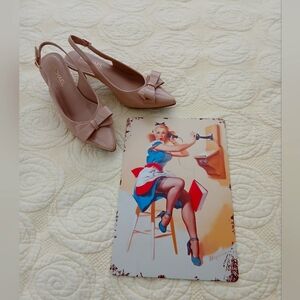 Vintage-Style Pinup Girl Metal Tin Sign – Retro Wall Art 11.5" x 8"